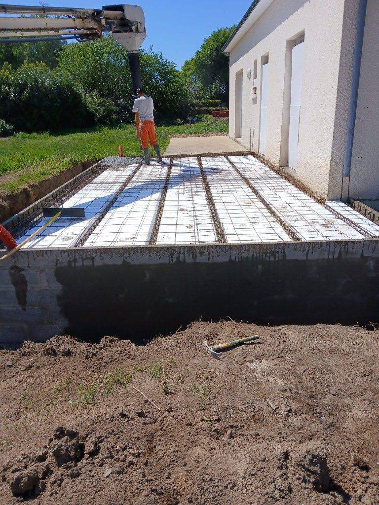 Coulage d’un plancher sur chantier : hourdis, ferraillage et pompe