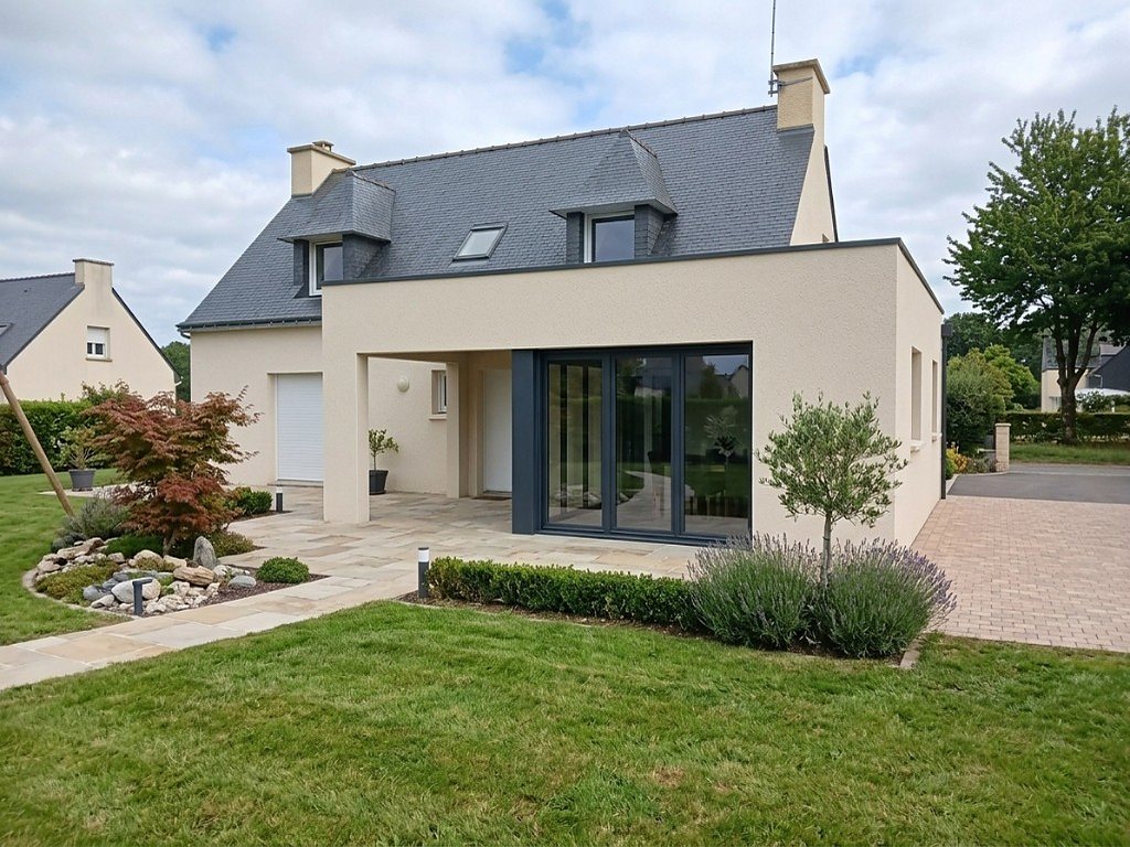 Après : extension achevée, enduit extérieur et menuiseries posés