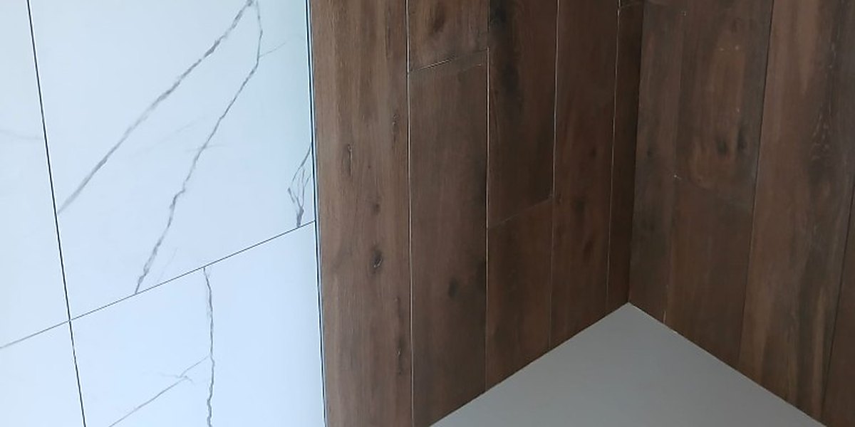 Carrelage aspect bois et marbre en pièce d’eau : joints alignés et angle intérieur net