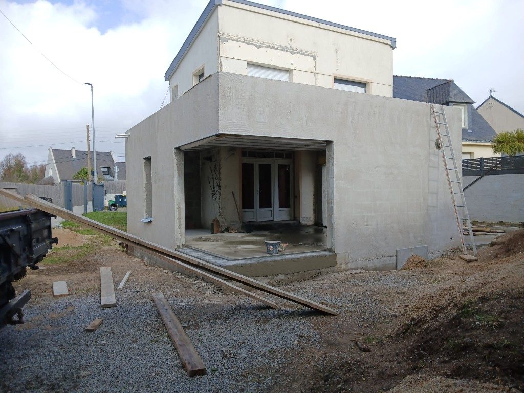 Application d’un enduit extérieur frais sur la façade d’une extension
