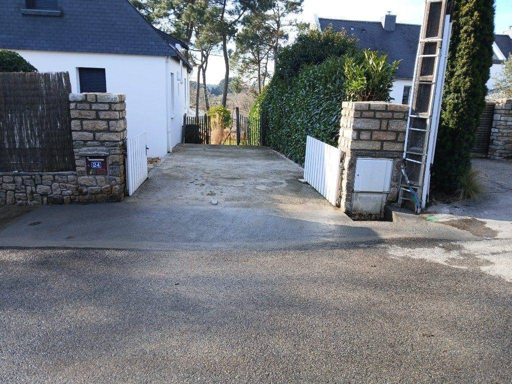 Rénovation d’une entrée de maison : piliers en pierre et apron en béton neuf
